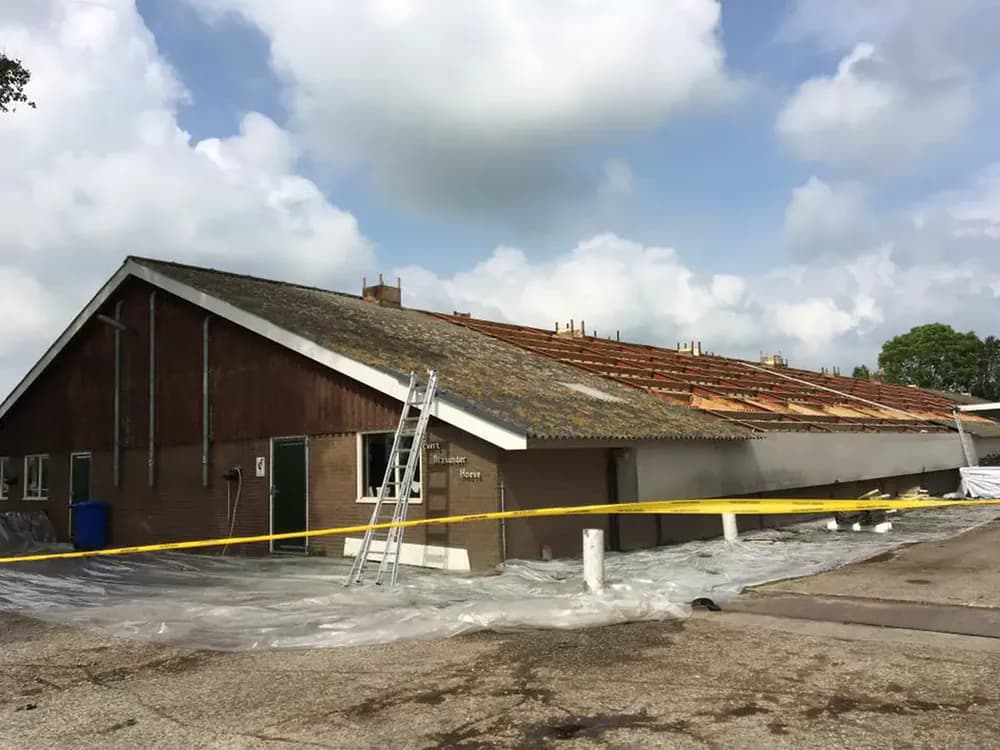 Pand met een asbest dak